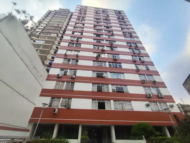 Silencioso 3 quartos, 3ª quadra da praia, ao lado do Colégio São Vicente.
