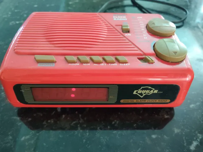 Rádio relógio vintage cougar