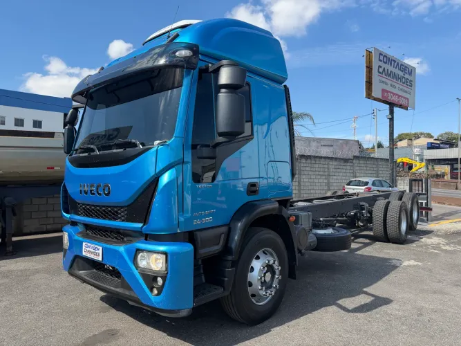 Iveco Tector 24-300 teto alto 2022 completo automático  único dono 