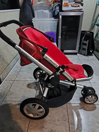 Carrinho de bebê Quinny com bebê conforto para o carro
