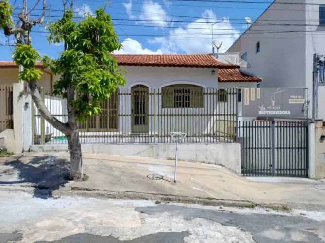 Excelente casa á venda no bairro Jardim Ipê em Poços de Caldas MG.