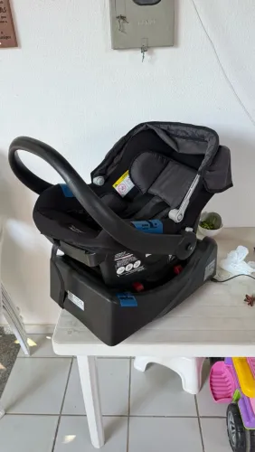Bebê conforto com suporte da Burigotto Touring.
