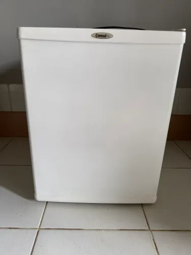 Frigobar Consul 80 litros em excelente estado de conservação, funcionando perfeitamente.