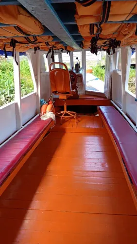 Vende-se este barco excelente pra transportar passageiros.