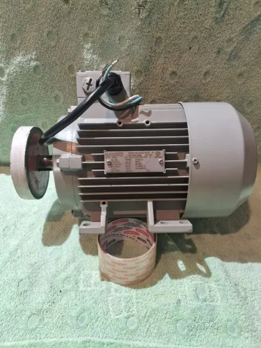 Motor trifásico novo sem uso nenhum.