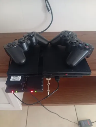 PlayStation 2 Slim + 2 Controles Sem Fio + Memory Card + Adaptador HDMI