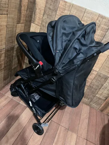 Vendo carrinho de passeio pra bebê junto com bebê conforto (voyage)