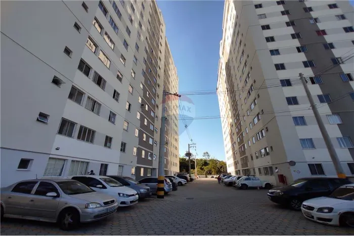 Apartamento de dois quartos, 57m², armário na cozinha e no bainheiro e área de lazer compl