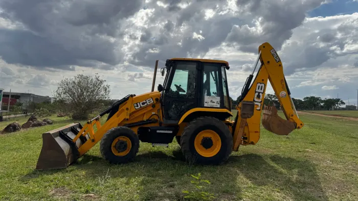 Retroescavadeira jcb 3cx 2021