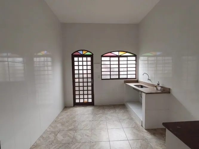 RM Imóveis vende Casa de 03 quartos com suíte no Bairro Inconfidência.