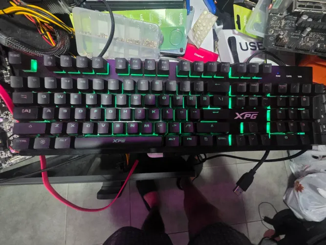 teclado gamer XPG Infarex K10 RGB funcionando perfeitamente