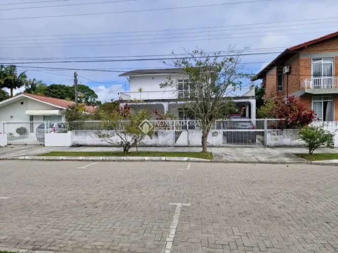 Casa à venda na Praia da Daniela, a poucos metros da praia,.