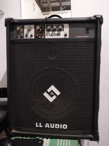 Amplificador de 50w e falante de 12 polegada.