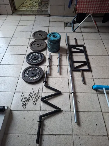 Barras e anilhas para musculação.