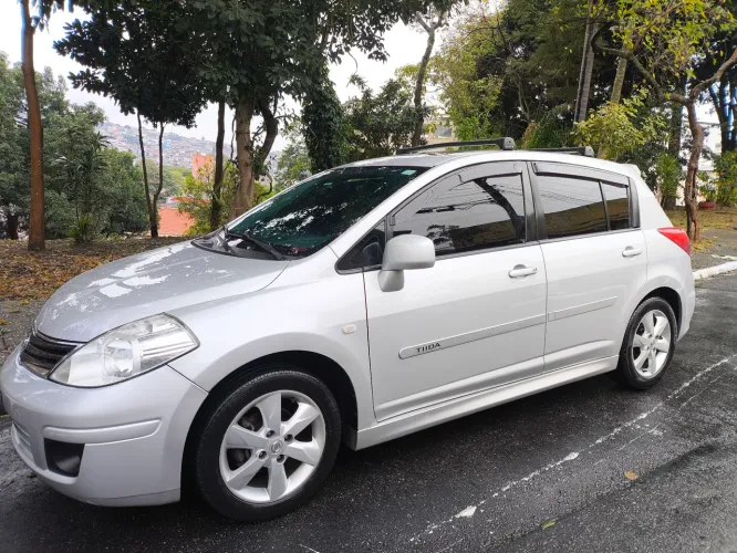 Nissan Tiida SL 1.8/1.8 Flex 16V Mec. 2012