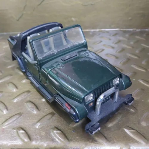 sucata jeep maisto escala 1/24 para restauro diorama makete ou aproveitamento de peças