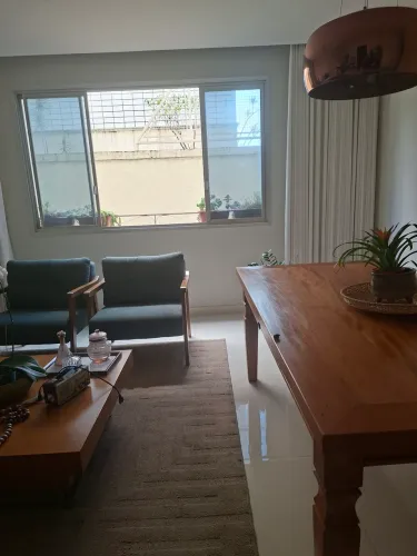 Mesa de jantar madeira maciça.