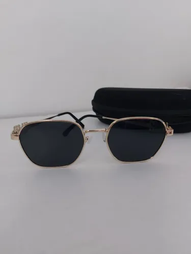 Óculos de Sol Unissex Modelo Quadrado Geométrico Dourado - R$ 50