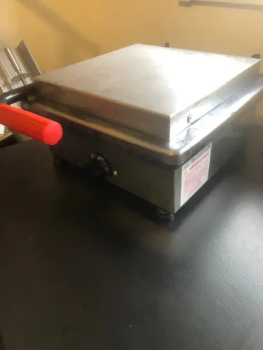 Sanduícheira elétrica 220V.