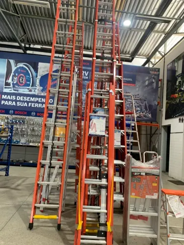 ESCADA EXTENSIVA REBITADA DE ALUMINIO / FIBRA 6,90 A 11,70M COM 22 A 38 DEGRAUS - WBERTOLO