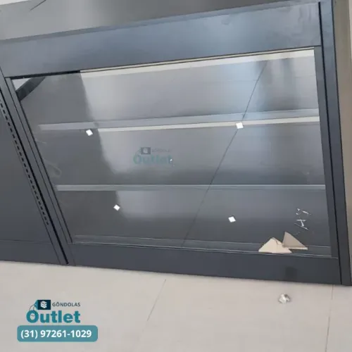 Balcão vitrine em aço e com vidro