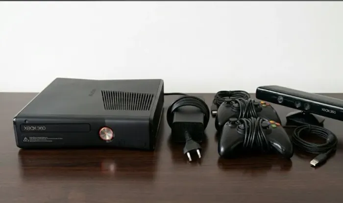 Xbox 360 + Kinect + 2 controles + jogos - Leia a descrição