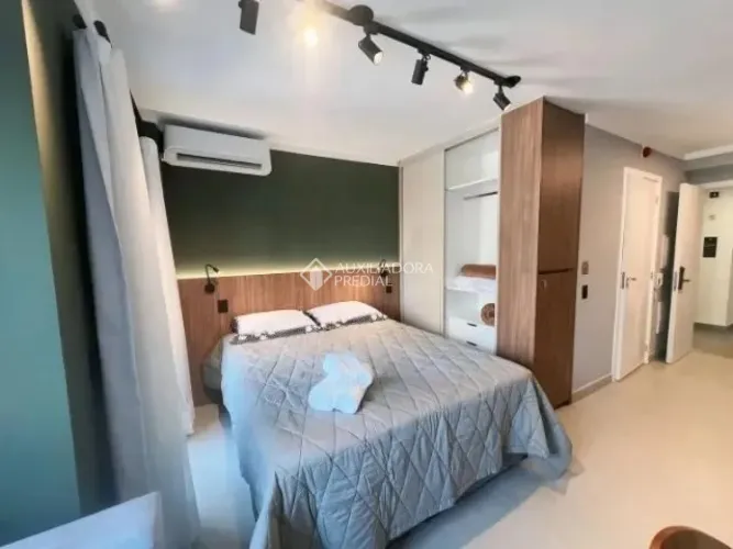 Studio com 27 m² de área útil, com espaço planejado e decorado de forma inteligente. Situa