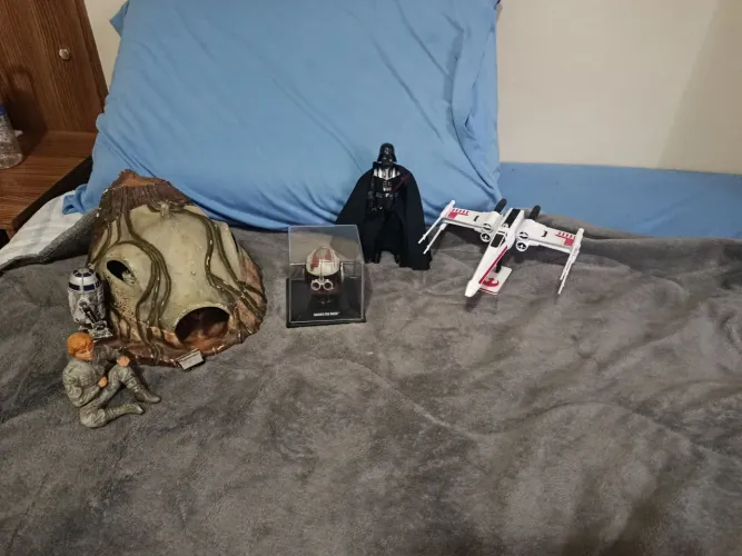 bonecos de star Wars e cenário,nave, capacete