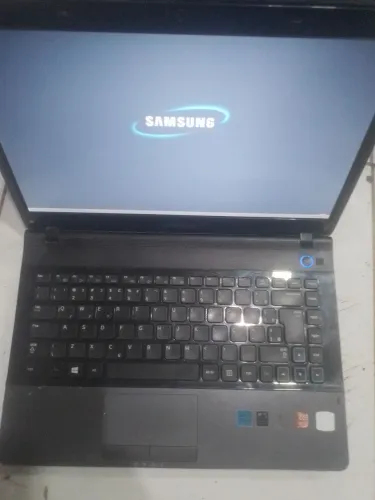 Notebook samsung i3-2328m 2.40gnz,8 Gb de memória HD 500, Windows 10, funcionando  tudo