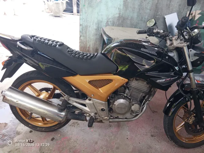 Moto preta e dourada 250cc