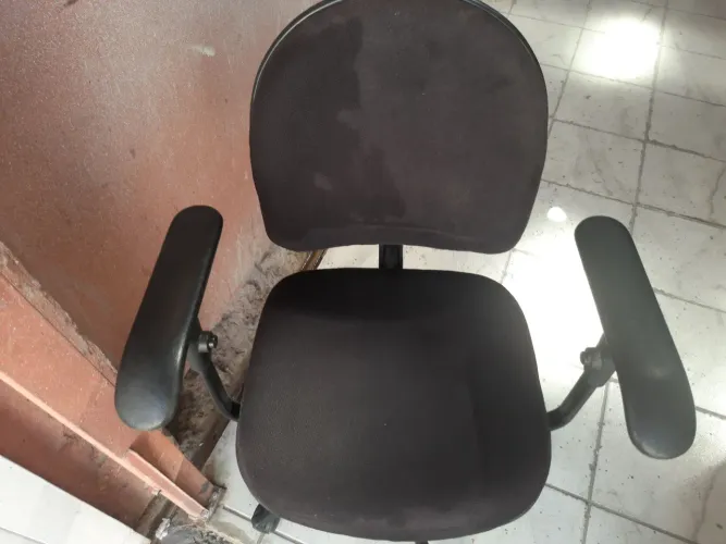 Vendo cadeira de escritorio crande suporta até 100 quilos
