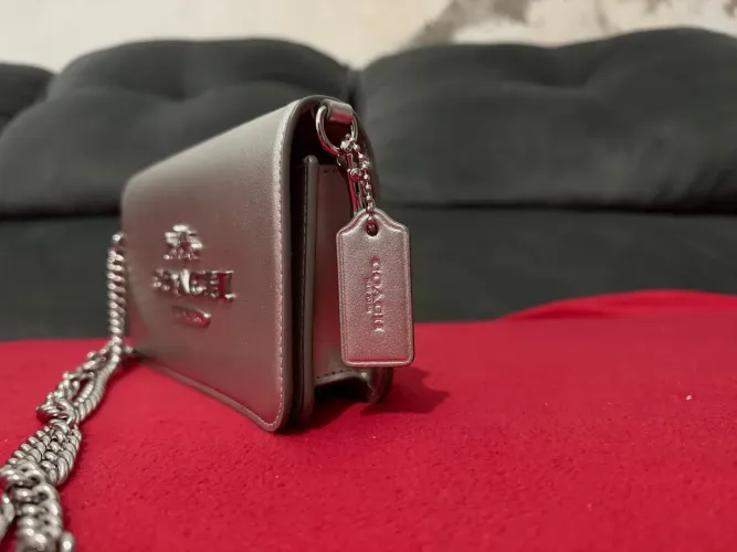 transversal/carteira (crossbody/wallet on chain) da marca Coach
