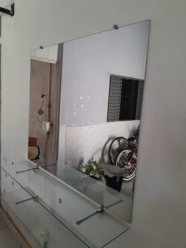 Vendo um espelho para salão de beleza, medindo 1,00X1,20m por R$. 280,00  tel. *