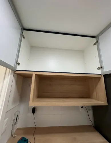 Armário de cozinha com perfil metálico e nicho