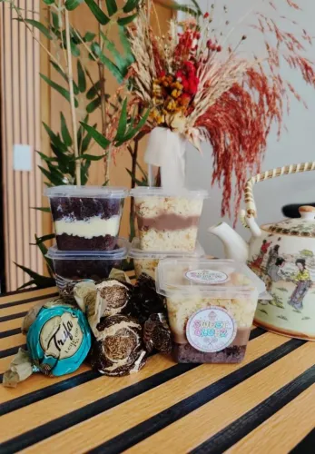 Bolo de pote e trufas caseiro