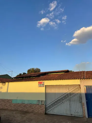 VENDE-SE UMA CASA