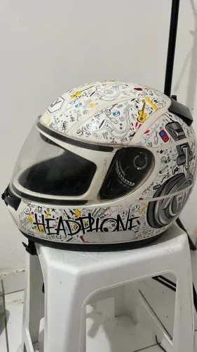 Capacete FLY branco.