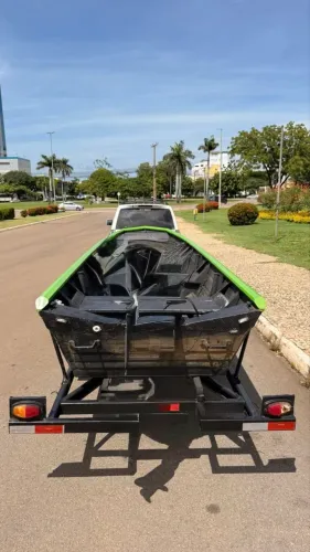 Barco 5,5 metros com borda flutuante e carreta rodoviário 
