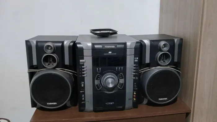 Caixa de som e rádio Toshiba