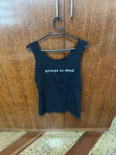 camiseta unissex preta grunge is dead m