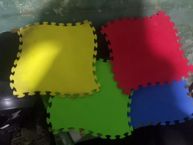 2 tapetes de atividades e 4 placas de tatame