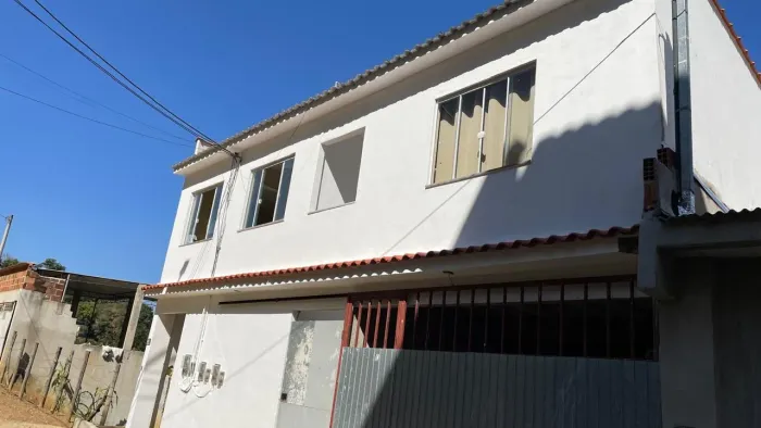 Alugo apartamento com acabamento de primeira 