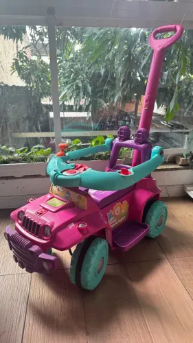 ? Carro de Passeio a Pedal Infantil com Função Andador Bandeirante Babyjipe - Rosa