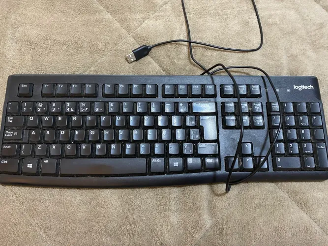 Teclado com fio USB Logitech K120 com Layout ABNT2