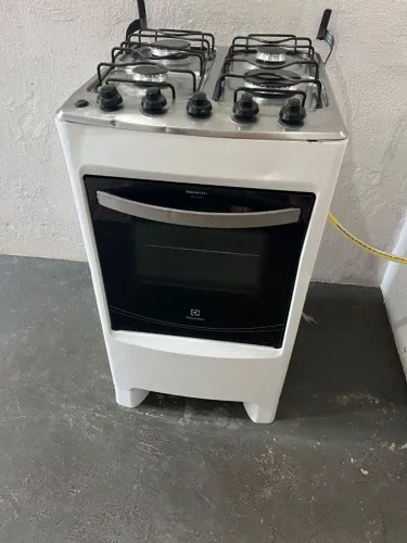 Fogão usado acendendo manual