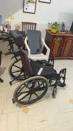 Cadeira de rodas inclinável (articulada)