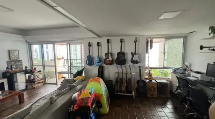 Apto. nas Graças, 197 m², 4 qts (1 ste), alto nasc varandão, arm. planej, 03 vgs., DCE, 1
