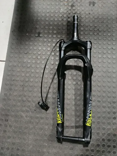 Suspensão a ar Rockshox Judy com trava no guidão