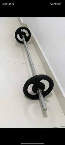 BARRA DE MUSCULAÇÃO COM ANILHAS 5 KG CADA