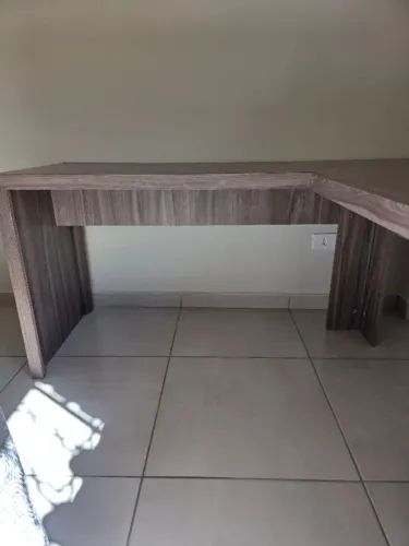 Mesa de escritório em L